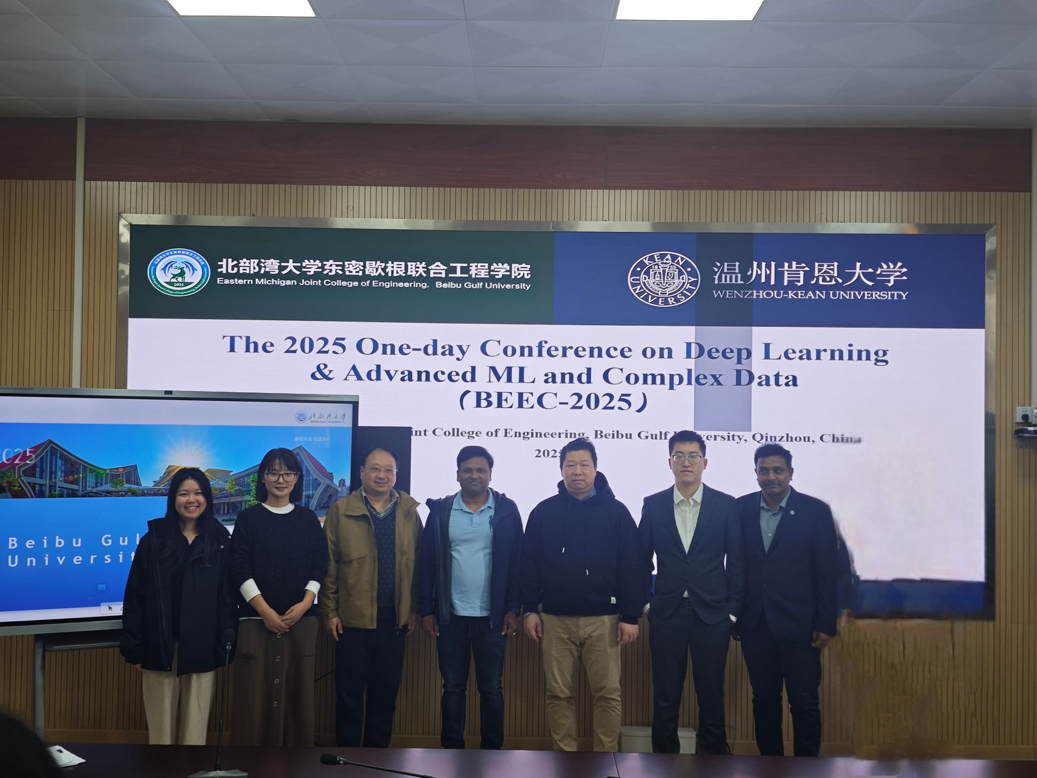 与我院教师合影(居中为温州肯恩大学副教授Gaurav Gupta) 与我院教师合影(居中为温州肯恩大学副教授Gaurav Gupta)